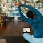 집에서도 가능한 ‘근력 운동 루틴’, 건강 일상 만들기 a man doing yoga in a living room