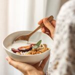 ‘마음 챙김 식사’ 열풍, 식탁 위 작은 변화가 건강을 부른다 person holding white ceramic bowl with food