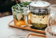 일상 속 작은 변화, 대체요법으로 건강 지키기 clear glass mug on tray