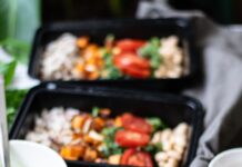 달라진 식단 트렌드, 똑똑하게 실천하는 법 a couple trays of food