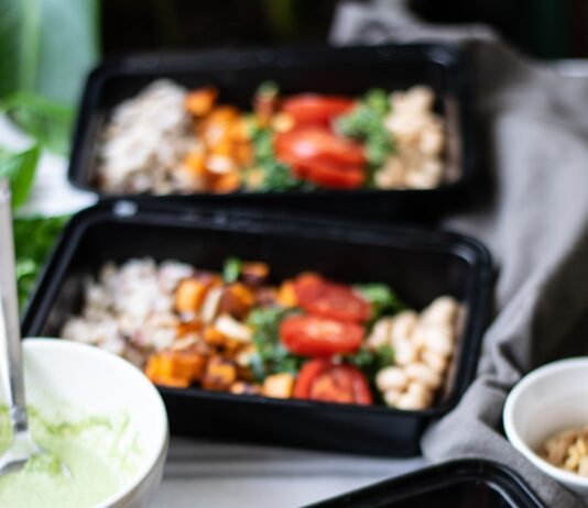 달라진 식단 트렌드, 똑똑하게 실천하는 법 a couple trays of food