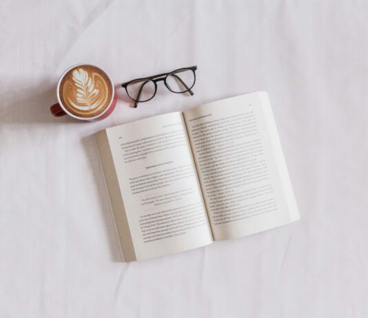 생활 속 뇌건강 관리, 가까이에서 실천하는 새로운 습관들 book near eyeglasses and cappuccino